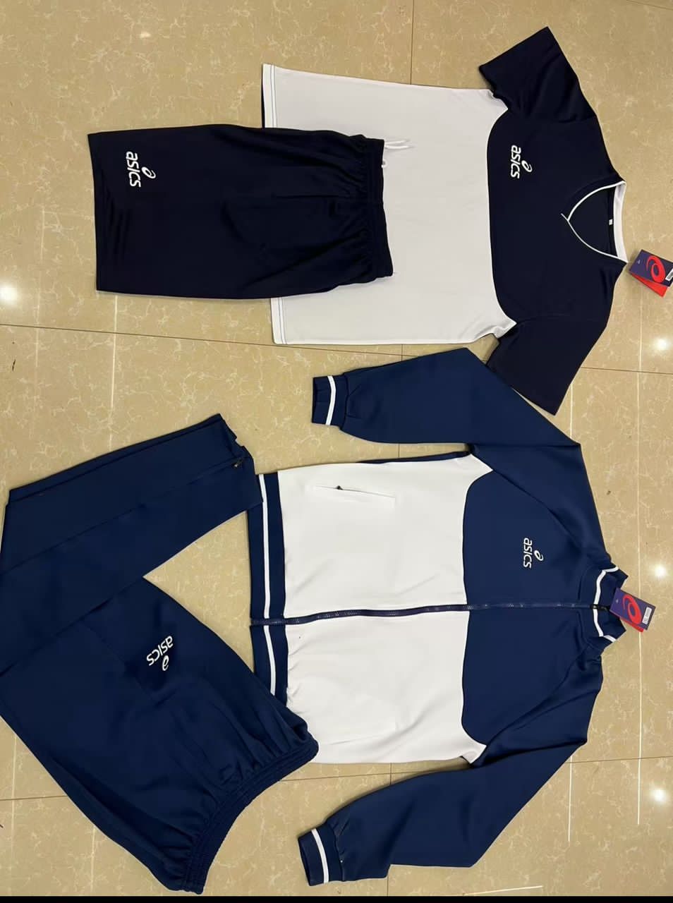 Survêtements + maillots ASICS