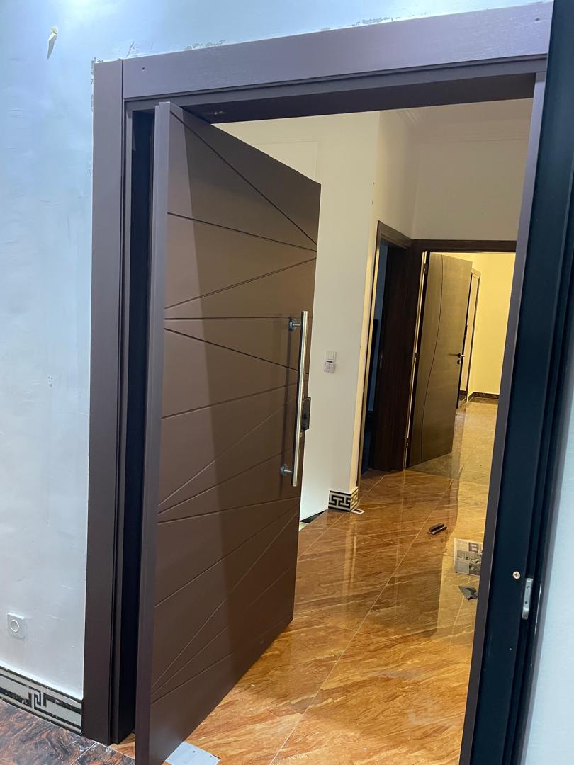 Porte centrale blindée pivotante 