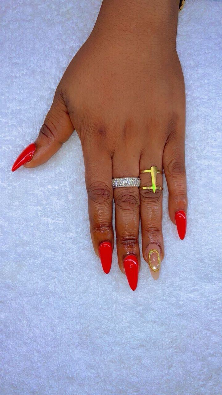 Posez les ongles de haute qualité  sur vos doigts et orteils à AJ Beauty and SPA